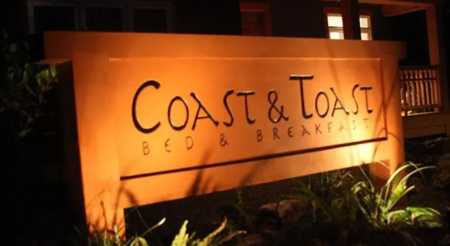 Coast & Toast Bed and Breakfast, Забронировать Отель Отели Уклуэлет с парковкой, рядом с Huu-Mees-Ma-As Native Art Gallery, Парковка