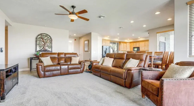 Pool Access & Patio! Resort-style St George Condo, Забронировать Апартаменты/квартира Отели Сент-Джордж с парковкой, рядом с Гольф клуб "Корал Каньон", Парковка