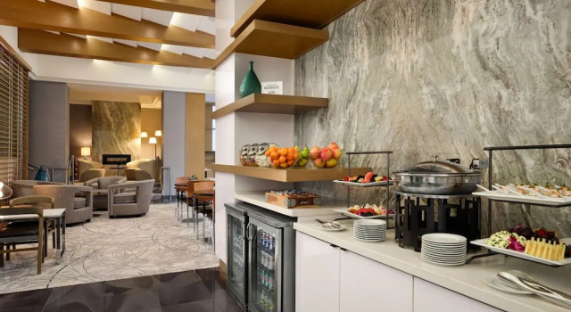 Четырёхместный клубный номер Standard Minneapolis Marriott Southwest