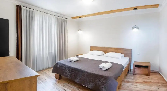 Четырёхместный номер Standard с балконом Hotel Mandarinebi