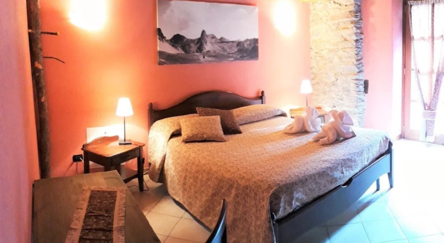 Albergo diffuso La Marmu Osteria della Croce Bianca, Rezervasyon Otel Marmora Piedmont