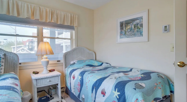 Breezy Oak Bluffs Condo - Steps to Inkwell Beach!, Foglalás Apartman Oak Bluffs Martha's Vineyard