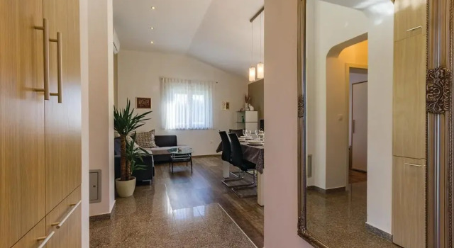 Stunning Home in Fazana With Wifi and 3 Bedrooms, Prenota Hotel Hotel a Valbandon con piscina, Piscina