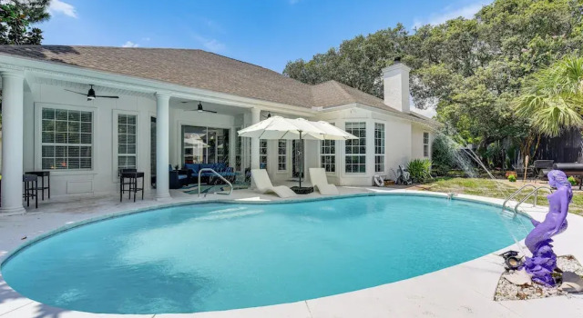 Коттедж 2 Mi to Beach: Luxe PCB Escape w/ Outdoor Space!