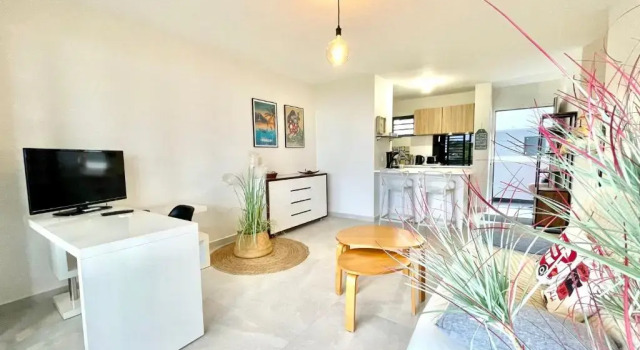 Апартаменты Mititai condo sea view & pool the quiet place near the airport