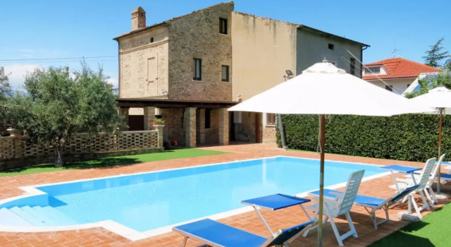Borgo Agrituristico Il Pino (ONA200), Prenota Hotel Hotel a Abruzzo con parcheggio, Parcheggio