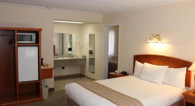 Номер Standard Travelodge by Wyndham Kamloops