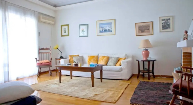 Warm & Homely Ambience in Spacious Apartment