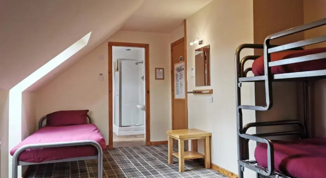 Кровать в общем номере Morags Lodge