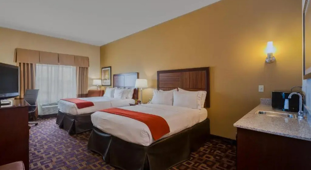 Четырёхместный номер Standard Holiday Inn Express Hotel & Suites Salina by IHG