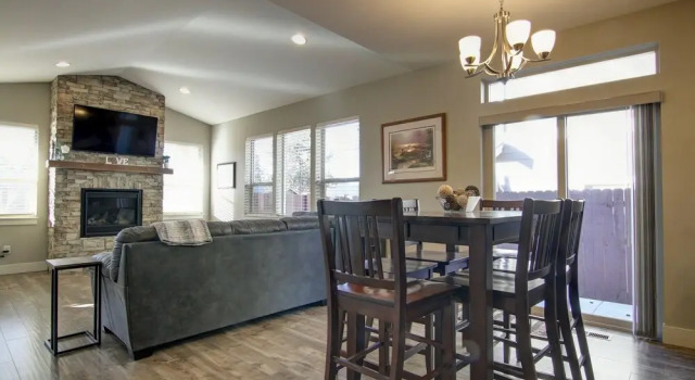 Jacksons Place 3 Bedroom Home by Redawning, Book Feriehus Bend Bachelor, nær St. Charles Bend