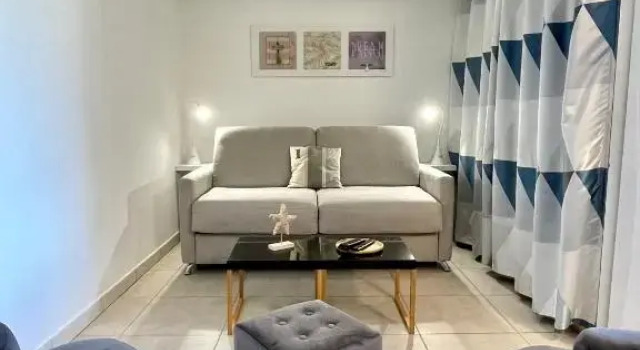 Studio classé 3 étoiles de 36 m2, indépendant dans villa avec piscine