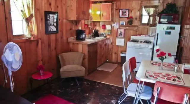 #6 - Casablanca 1 Bedroom Cabin by RedAwning, Varaa Lomakoti Carp Lake Michigan