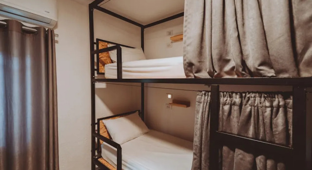 Кровать в общем номере Nomads Hotel