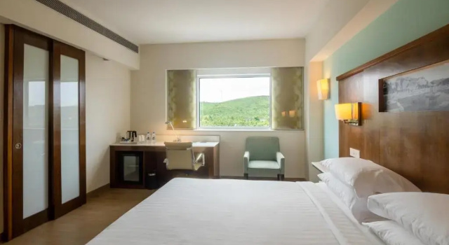 Двухместный номер Premium Fairfield by Marriott Belagavi