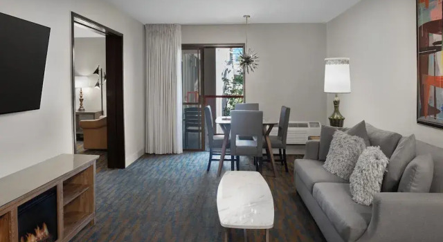 Полулюкс Superior Ashland Hills Hotel & Suites