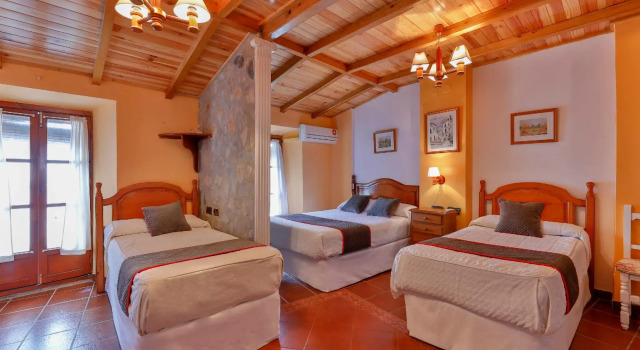 Hotel Las Palmeras by Vivere Stays, Забронировать Отель Сафра Badajoz Province, рядом с Церковь Канделария
