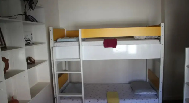Łóżko w pokoju wieloosobowym Limon Pansiyon
