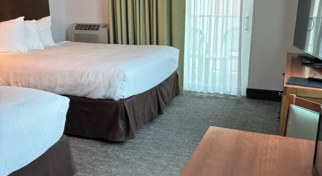 Четырёхместный номер Standard с балконом и с частичным видом на океан Gulfview Hotel - On the Beach