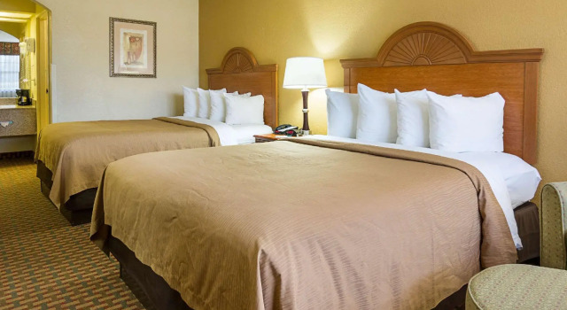 Четырёхместный номер Standard Quality Inn near Casinos and Convention Center