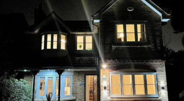 Spacious And Amazing 4 Bedroom Detached House, Забронировать Отель Отели Манчестера с парковкой, Парковка