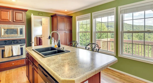 Коттедж Hendersonville Retreat w/ Mtn Views & Deck!