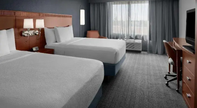 Четырёхместный номер Standard с балконом Courtyard by Marriott Phoenix West/Avondale