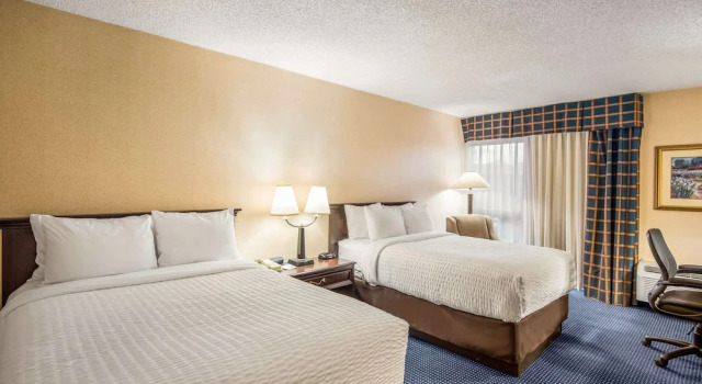 Четырёхместный номер Standard с видом на бассейн Clarion Inn Grand Junction Airport
