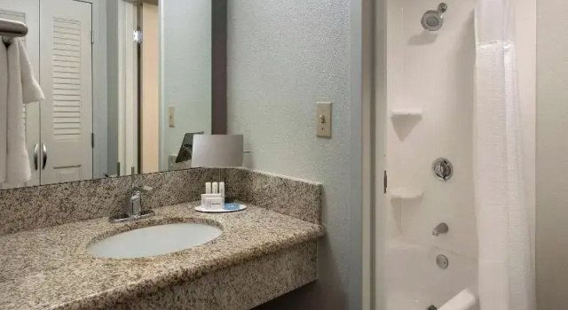 Четырёхместный номер Standard Courtyard by Marriott Boston Norwood/Canton