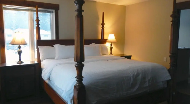 River to Peaks Inn, Buchen Sie Hotel Golden British Columbia
