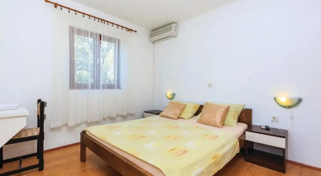 Awesome Home in Jablanac With Wifi and 6 Bedrooms, Rezerwuj Hotel  
