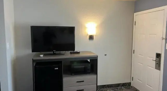 Люкс Deluxe Garden Inn and Suites Hebbronville