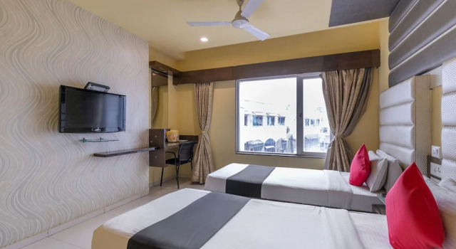 Люкс Deluxe с балконом Capital O 891 Hotel Kadamb Inn