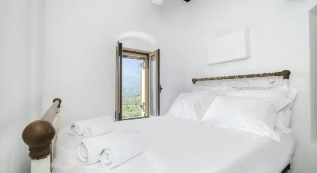 Коттедж с 2 комнатами Serenity View - traditional village apartment