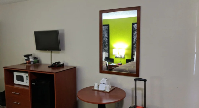 Четырёхместный номер Standard Цокольный этаж Super 8 by Wyndham Lake City