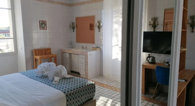 Двухместный номер Superior с видом на бассейн DOMAINE DE LA NERTHE- HOTEL PROVENCE MEDITERRANEE