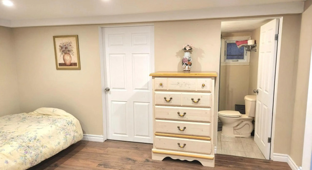 Cozy spacious Apt In Laval, Greater Montreal, Book Hotel Hoteller i Laval med parkering, Parkering