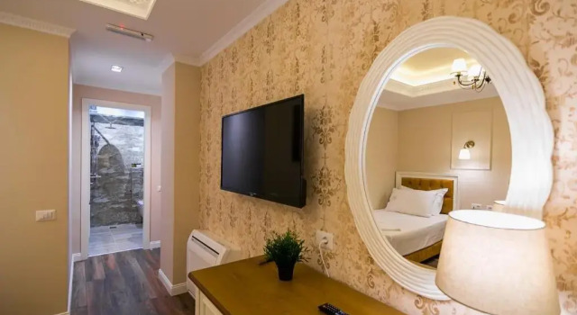 Трёхместный номер Standard с балконом Legacy Boutique Hotel