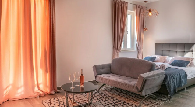 Люкс с видом на воду Pine Tree Boutique Apartments