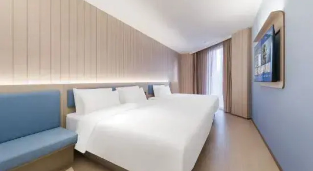 Люкс HanTing Hotel (Qingdao Jinshatan Wuyue Square)