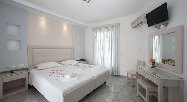 Четырёхместный номер Standard с балконом Ilion Hotel