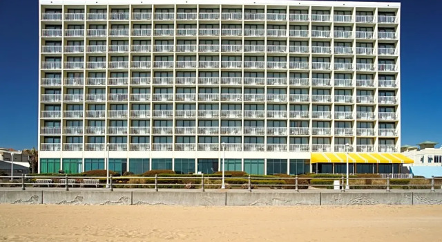 Четырёхместный номер Standard Holiday Inn Express & Suites VA Beach Oceanfront by IHG