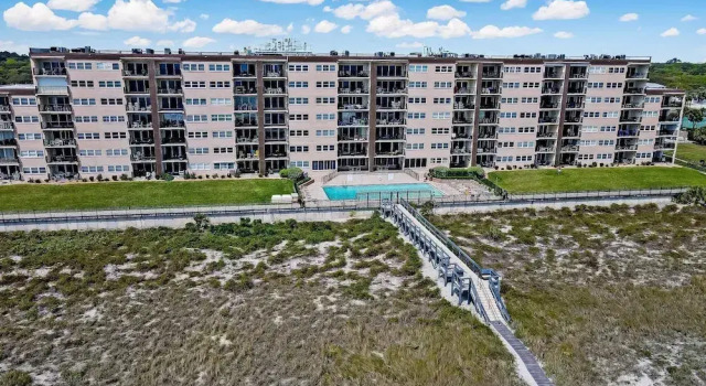 Номер Standard Fully Remodeled Condo with Atlantic Ocean View and Access to Private Fishing Pier by RedAwning