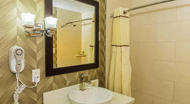 Четырёхместный номер Standard AArya Hotel By Niagara Fashion Outlets