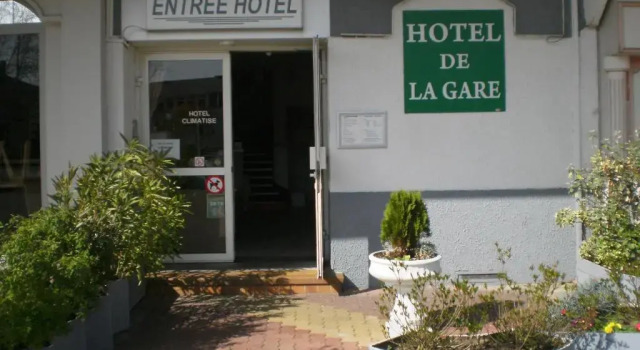 Hotel De La Gare, Забронировать Отель Отели Монлюсон с парковкой, рядом с Музей популярной музыки, Парковка