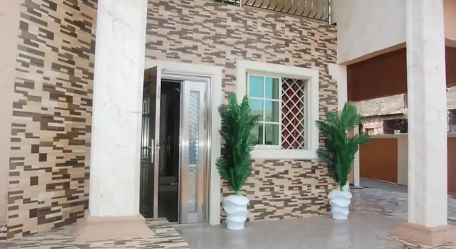 6 Bedroom Serviced Apartments In House in Benin