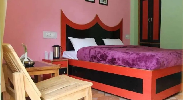 Dev Conifers Cafe and Cottages, Забронировать Отель Джиби штат Химачал-Прадеш