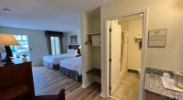 Четырёхместный номер Standard Inn at Cemetery Hill