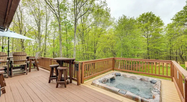Коттедж с 3 комнатами с балконом Hot Tub & Fire Pit: Albrightsville Log Cabin!