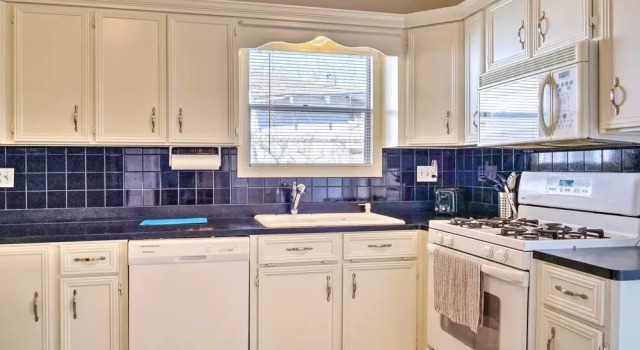 Коттедж Pet-friendly Home w/ Patio - 3 Mi to Houston Zoo!